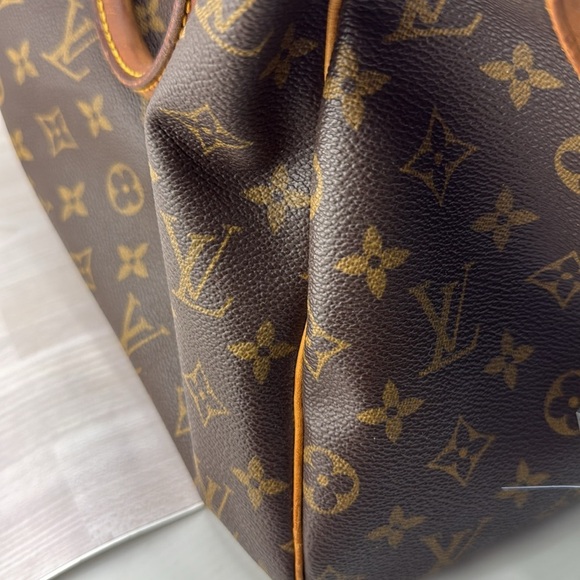Louis Vuitton Speedy 30 Satchel with Iconic Monogram - Picture 12 of 13